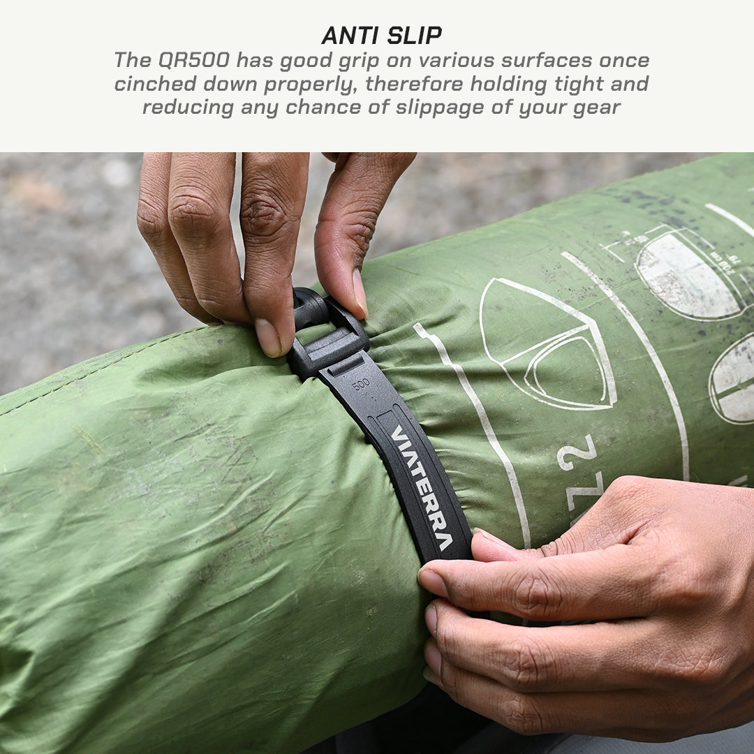 Color_Common Person securing a green bag with an anti-slip strap, featuring the Viaterra brand.