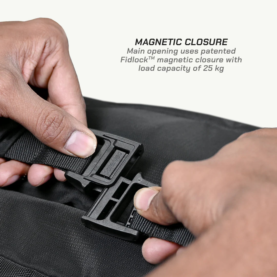 color_common ViaTerra rtw series - hammerhead 45 universal motorcycle tailbag has magnetic closure
