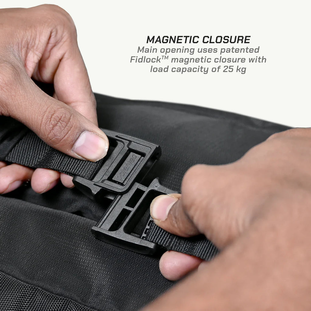 color_common ViaTerra rtw series - hammerhead 75 universal motorcycle tailbag has magnetic closure